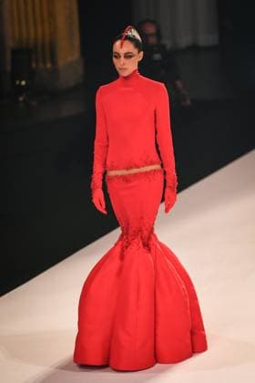 PFW - Stephane Rolland Runway in Paris FA A model walks the runway for a collection by Stephane Rolland as part of Paris Fashion Week at the Theatre of the Champs-Elysees in Paris, on July 8, 2025. Photo by Firas Abdullah ABACAPRESS.COM Paris Ile-de-France France  Copyright: xAbdullahxFiras ABACAx