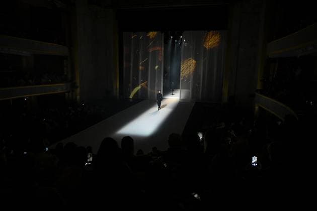PFW - Stephane Rolland Runway in Paris FA A model walks the runway for a collection by Stephane Rolland as part of Paris Fashion Week at the Theatre of the Champs-Elysees in Paris, on July 8, 2025. Photo by Firas Abdullah ABACAPRESS.COM Paris Ile-de-France France  Copyright: xAbdullahxFiras ABACAx