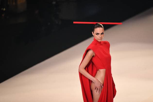 PFW - Stephane Rolland Runway in Paris FA A model walks the runway for a collection by Stephane Rolland as part of Paris Fashion Week at the Theatre of the Champs-Elysees in Paris, on July 8, 2025. Photo by Firas Abdullah ABACAPRESS.COM Paris Ile-de-France France  Copyright: xAbdullahxFiras ABACAx