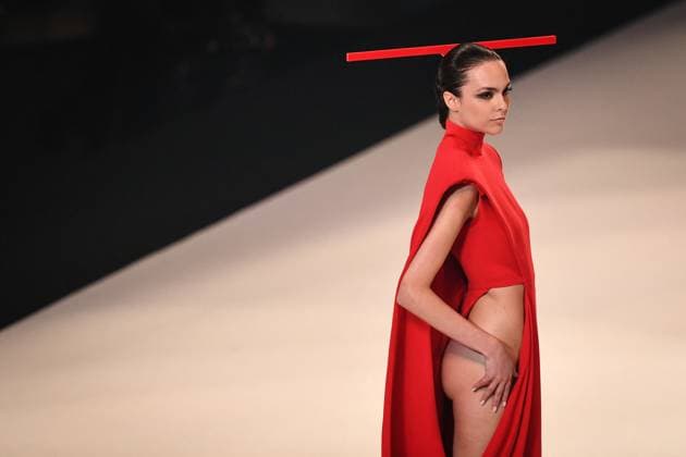 PFW - Stephane Rolland Runway in Paris FA A model walks the runway for a collection by Stephane Rolland as part of Paris Fashion Week at the Theatre of the Champs-Elysees in Paris, on July 8, 2025. Photo by Firas Abdullah ABACAPRESS.COM Paris Ile-de-France France  Copyright: xAbdullahxFiras ABACAx