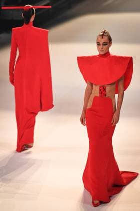 PFW - Stephane Rolland Runway in Paris FA A model walks the runway for a collection by Stephane Rolland as part of Paris Fashion Week at the Theatre of the Champs-Elysees in Paris, on July 8, 2025. Photo by Firas Abdullah ABACAPRESS.COM Paris Ile-de-France France  Copyright: xAbdullahxFiras ABACAx