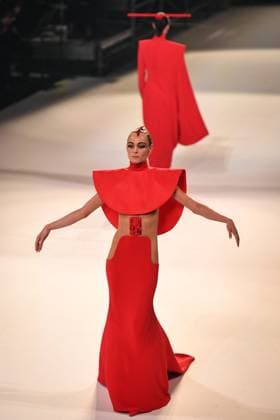 PFW - Stephane Rolland Runway in Paris FA A model walks the runway for a collection by Stephane Rolland as part of Paris Fashion Week at the Theatre of the Champs-Elysees in Paris, on July 8, 2025. Photo by Firas Abdullah ABACAPRESS.COM Paris Ile-de-France France  Copyright: xAbdullahxFiras ABACAx