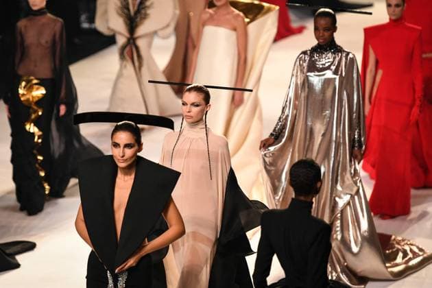 PFW - Stephane Rolland Runway in Paris FA Models walks the runway for a collection by Stephane Rolland as part of Paris Fashion Week at the Theatre of the Champs-Elysees in Paris, on July 8, 2025. Photo by Firas Abdullah ABACAPRESS.COM Paris Ile-de-France France  Copyright: xAbdullahxFiras ABACAx