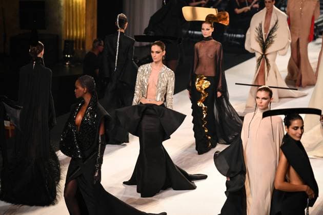 PFW - Stephane Rolland Runway in Paris FA Models walks the runway for a collection by Stephane Rolland as part of Paris Fashion Week at the Theatre of the Champs-Elysees in Paris, on July 8, 2025. Photo by Firas Abdullah ABACAPRESS.COM Paris Ile-de-France France  Copyright: xAbdullahxFiras ABACAx
