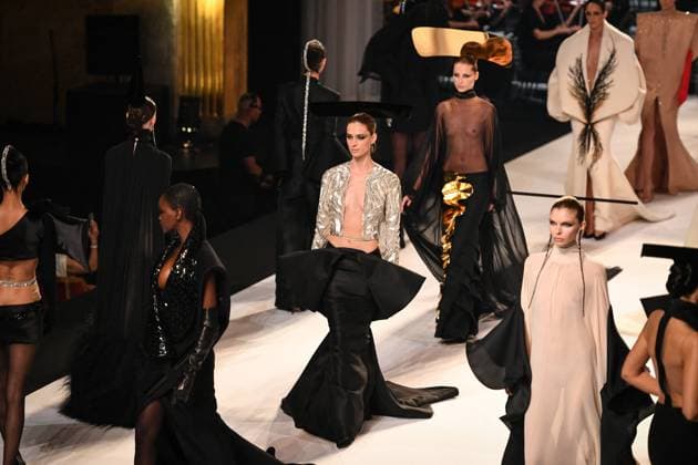 PFW - Stephane Rolland Runway in Paris FA Models walks the runway for a collection by Stephane Rolland as part of Paris Fashion Week at the Theatre of the Champs-Elysees in Paris, on July 8, 2025. Photo by Firas Abdullah ABACAPRESS.COM Paris Ile-de-France France  Copyright: xAbdullahxFiras ABACAx
