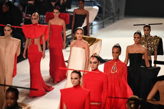 PFW - Stephane Rolland Runway in Paris FA Models walks the runway for a collection by Stephane Rolland as part of Paris Fashion Week at the Theatre of the Champs-Elysees in Paris, on July 8, 2025. Photo by Firas Abdullah ABACAPRESS.COM Paris Ile-de-France France  Copyright: xAbdullahxFiras ABACAx