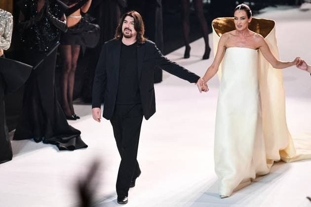 PFW - Stephane Rolland Runway in Paris FA Stephane Rolland cheers attendees at the end of the runway for his collection as part of Paris Fashion Week at the Theatre of the Champs-Elysees in Paris, on July 8, 2025. Photo by Firas Abdullah ABACAPRESS.COM Paris Ile-de-France France  Copyright: xAbdullahxFiras ABACAx