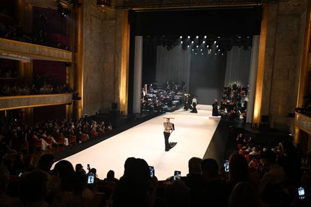 PFW - Stephane Rolland Runway in Paris FA A model walks the runway for a collection by Stephane Rolland as part of Paris Fashion Week at the Theatre of the Champs-Elysees in Paris, on July 8, 2025. Photo by Firas Abdullah ABACAPRESS.COM Paris Ile-de-France France  Copyright: xAbdullahxFiras ABACAx