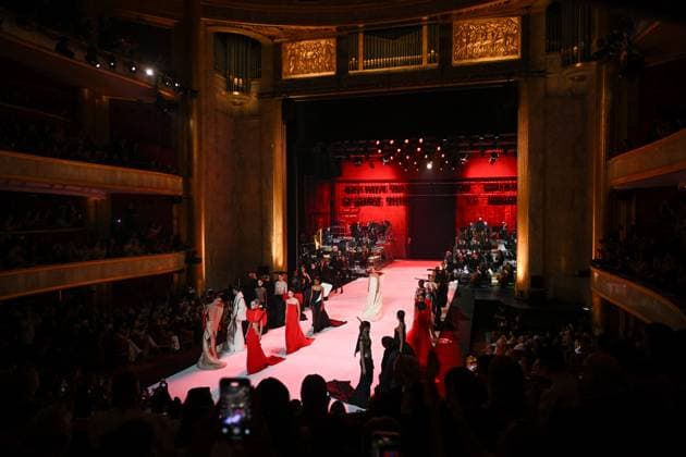 PFW - Stephane Rolland Runway in Paris FA Models walks the runway for a collection by Stephane Rolland as part of Paris Fashion Week at the Theatre of the Champs-Elysees in Paris, on July 8, 2025. Photo by Firas Abdullah ABACAPRESS.COM Paris Ile-de-France France  Copyright: xAbdullahxFiras ABACAx