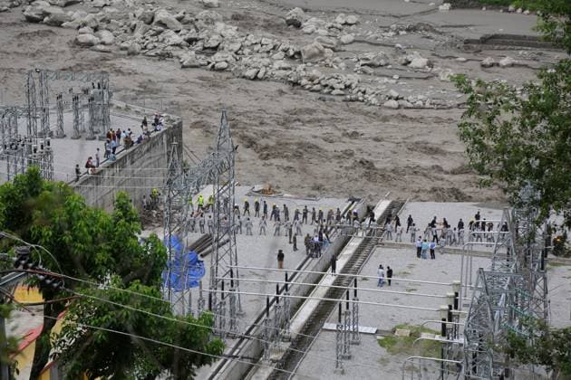 Bilder des Jahres 2025, News 07 Juli 18 missing in Rasuwa flood in Nepal RASUWA, NEPAL - JULY 8: Rescue officers and the staff of the substation work at the station which was hit by the flood at Rasuwa district in Nepal on July 8, 2025. The floodwater swept away the Miteri bridge, the main connection bridge between Nepal and China, and at least 18 people remain missing following the sudden flash flood in Rasuwagadhi, Rasuwa District. Sunil Pradhan Anadolu Rasuwa Nepal. Editorial use only. Please get in touch for any other usage.  Copyright: x2025xAnadoluxSunilxPradhanx