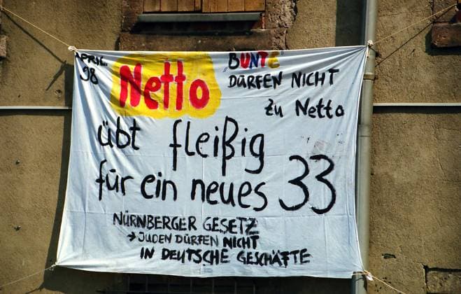 Razzia bei Punks 23.04.1998, Chemnitz, Blankenburgstraße Ecke Bornaer Straße,Dreiseitenhof, Alternatives Wohnprojekt für Jugendliche, Punks und Aussteiger, nachdem es ständig Belästigungen und Probleme im nahegelegenen Netto-Markt gab , findet eine Polizei Razzia statt. Sachsen BRD *** Raid on punks 23 04 1998, Chemnitz, Blankenburgstraße corner Bornaer Straße, Dreiseitenhof, alternative housing project for young people, punks and dropouts, after constant harassment and problems in the nearby Netto market, a police raid takes place Saxony FRG