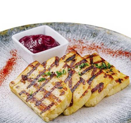 Foodfotografie, Perfekt gegrillte Halloumi Käsescheiben, serviert mit einer lebhaften Beerensauce auf einem eleganten Teller Food, Slices of halloumi cheese, grilled to perfection and served with a vibrant berry sauce on an elegant plate Copyright: imageBROKER AntonxDobrea ibxiqx14246813.jpg