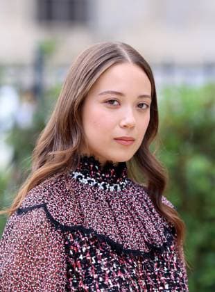 Chanel Outside Arrivals - Paris Fashion Week - Haute Couture Fall Winter 2025 2026 Laufey attends the Chanel Haute Couture Fall Winter 2025 2026 show as part of Paris Fashion Week on July 08, 2025 in Paris, France.  Copyright: xDFYx