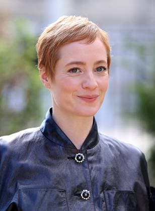 Chanel Outside Arrivals - Paris Fashion Week - Haute Couture Fall Winter 2025 2026 Leonie Benesch attends the Chanel Haute Couture Fall Winter 2025 2026 show as part of Paris Fashion Week on July 08, 2025 in Paris, France.  Copyright: xDFYx