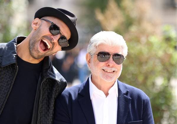 Chanel Outside Arrivals - Paris Fashion Week - Haute Couture Fall Winter 2025 2026 JR and George Lucas attend the Chanel Haute Couture Fall Winter 2025 2026 show as part of Paris Fashion Week on July 08, 2025 in Paris, France.  Copyright: xDFYx