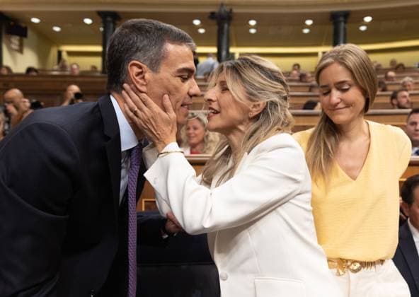 Bilder des Jahres 2025, News 07 Juli News Themen der Woche KW28 Sánchez appears in Congress to give explanations for the Cerdán case and announce anti-corruption measures The President of the Government, Pedro Sánchez, greets the Second Vice President and Minister of Labor, Yolanda Díaz, during an extraordinary plenary session, in the Congress of Deputies, on July 9, 2025, in Madrid Spain Sánchez appears in an extraordinary plenary session to address pending issues such as the involvement of Santos Cerdán in the commissions scheme of Koldo García and José Luis Ábalos, the activities of former socialist councilwoman Leire Díez seeking evidence against the UCO, and international matters such as the upcoming Council of the European Union and the NATO Cover Also, during the plenary session, he announces a  Copyright: xEduardoxParrax 6847603
