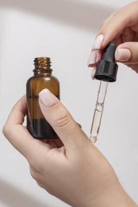 Weibliche Hand mit Tropfer für ätherisches Öl, Aromatherapie Essenz, Schönheitsserum oder medizinische Flüssigkeit auf weißem Hintergrund. Ungebrandete Flaschen für Ihr Design Female hand with Dropper of essential oil, aromatherapy essence, beauty serum or medicinal liquid on white background. Unbranded bottles for your design Copyright: imageBROKER IrinaxKvyatkovskaya ibxiqx14277829.jpg