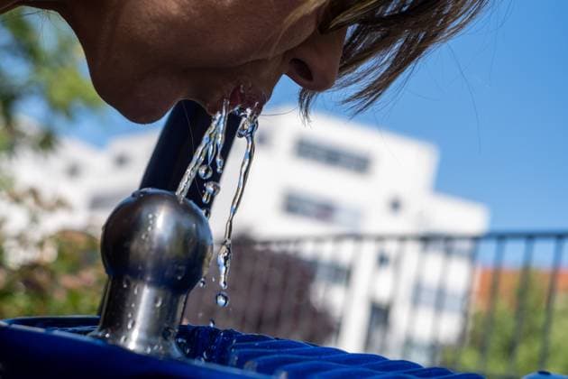 Young woman drinking water from a Berlin drinking fountain Young woman drinking water from a Berlin drinking fountain Heat wave in Berlin sp2025063044533.jpg