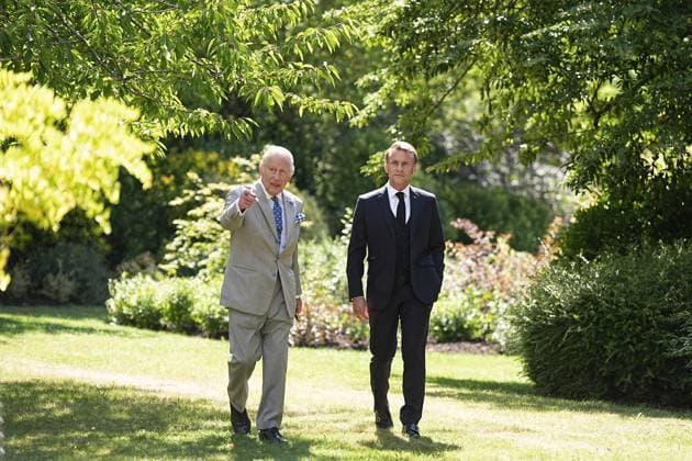 Bilder des Jahres 2025, News 07 Juli News Themen der Woche KW28 King Charles and President Emmanuel Macron walk the gardens of Windsor Castle King Charles and President Emmanuel Macron walk the gardens of Windsor Castle on day two of the State Visit to the UK, at Windsor Castle, Windsor, Berkshire, UK, on the 9th July 2025. Picture by Aaron Chown WPA-Pool Windsor Windsor Castle Berkshire United Kingdom  WHA-0796