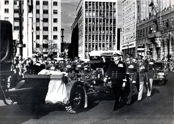 Premierminister von Südafrika Hendrik Verwoerd 1901 - 1966 10. Juni 1966 Pretoria, Südafrika Der südafrikanische Politiker Hendrik Verwoerd wurde im Repräsentantenhaus von Parlamentsangestelltem Dimitri Tsafendas erstochen. Der Apartheid-Ideologe und südafrikanische Premierminister Hendrik Verwoerd prägte die Rassenideologie des Apartheid-Regimes maßgeblich. Im Bild: Der Trauerzug Verwoerds. Pretoria South Africa *** Prime Minister from South Africa Hendrik VERWOERD 1901 1966 10 June 1966 Pretoria, South Africa the South African Politicians Hendrik VERWOERD was at House of Representatives from Parliament employee Dimitri Tsafendas erstochen the Apartheid Ideologue and South African Prime Minister Hendrik VERWOERD coined t  Copyright: xUnitedxArchivesx xkpaxKeystonex 19660610_nin_k09_044