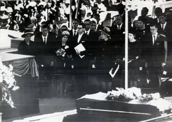 Premierminister von Südafrika Hendrik Verwoerd 1901 - 1966 10. Juni 1966 Pretoria, Südafrika Die Witwe des südafrikanischen Politikers Hendrik Verwoerd, Betsie Verwoerd (mit Blumen), und ihre Familie nehmen an seiner Beerdigung auf dem Militärfriedhof in Pretoria teil. Verwoerd wurde im House of Assembly von Dimitri Tsafendas, einem Parlamentsangestellten, erstochen. Apartheid-Ideologe und südafrikanischer Premierminister HENDRIK VERWOERD. Pretoria South Africa *** Prime Minister from South Africa Hendrik VERWOERD 1901 1966 10 June 1966 Pretoria, South Africa the Widow of South African Politician Hendrik Verwoerd, Betsie VERWOERD with Flowers , and their Family take to its Funeral at the Military cemetery in Pretoria Part  Copyright: xUnitedxArchivesx xkpaxKeystonex 19660610_nin_k09_045
