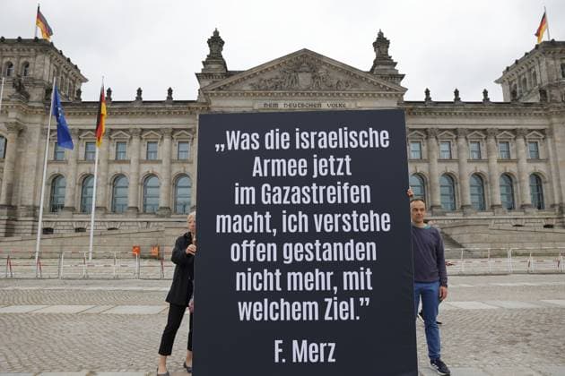 Bilder des Jahres 2025, News 07 Juli News Themen der Woche KW28 Deutschland, Berlin, Demonstration vor dem Bundestag, AVAAZ: Für die Kinder Gazas *** Germany, Berlin, Demonstration in front of the Bundestag, AVAAZ For the children of Gaza
