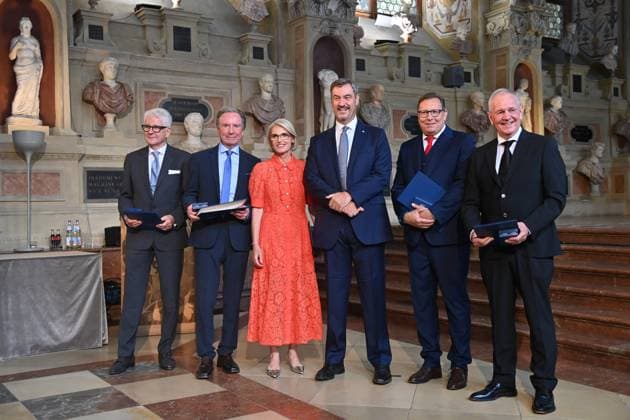 from left Marcel REIF,Gerd RUBENBAUER,Tanja MAY Bild Cheffin ,Markus SOEDER Ministerpraesident Bayern und CSU Vorsitzender ,Robert POELZER, Fritz EGNER Verleihung Bayerischer Verdienstorden im Antiquariat der Residenz in Muenchen am 09 07 2025