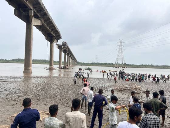 Bilder des Jahres 2025, News 07 Juli News Themen der Woche KW28 (250709) -- NEW DELHI, July 9, 2025 -- Rescuers work near the site of a collapsed bridge in India s western state of Gujarat on July 9, 2025. At least nine persons died and over six were injured when their vehicles fell into a river following the collapse of a bridge in India s western state of Gujarat on Wednesday, said the local police. ( Handout via Xinhua) (SpotNews)INDIA-GUJARAT-BRIDGE-COLLAPSE UNI 