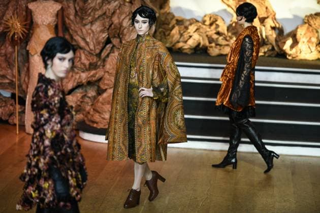 PFW - Franck Sorbier Runway in Paris FA Models walk the runway for a collection by Franck Sorbier as part of Paris Fashion Week at the Pavillon Wagram in Paris, on July 9, 2025. Photo by Firas Abdullah ABACAPRESS.COM Paris Ile-de-France France  Copyright: xAbdullahxFiras ABACAx