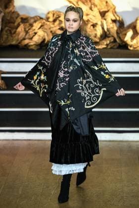 PFW - Franck Sorbier Runway in Paris FA A model walks the runway for a collection by Franck Sorbier as part of Paris Fashion Week at the Pavillon Wagram in Paris, on July 9, 2025. Photo by Firas Abdullah ABACAPRESS.COM Paris Ile-de-France France  Copyright: xAbdullahxFiras ABACAx
