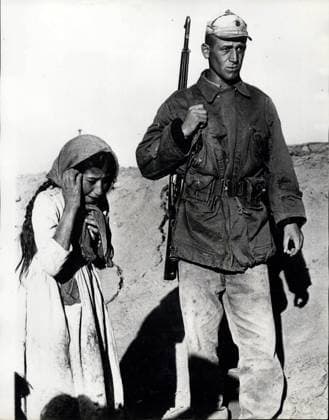 Unfälle Katastrophen Brände Überschwemmungen Tragödien 25. August 1966 – Erdbebenszenen in der Türkei: Die soeben eingetroffenen Originalbilder zeigen Szenen aus Varto, das am vergangenen Freitag die volle Wucht des Erdbebens in den osttürkischen Provinzen erschütterte. 2.300 Menschen starben, 70.000 wurden obdachlos. Die türkische Armee eilte dem Katastrophengebiet sofort zu Hilfe. Junge Soldaten und Rekruten wurden entsandt, um den Bewohnern Vartos zu helfen. Sie trafen auf Verzweiflung und Hilflosigkeit und waren angesichts des großen Elends oft selbst hilflos. *** Accidents Disasters Fires Floods Tragedies 25 August 1966 – Earthquake scenes in the Turkey the just arrived Original pictures show Scenes from Varto, the on pa  Copyright: xUnitedxArchivesx xkpaxKeystonex 19660825_baf_k09_005