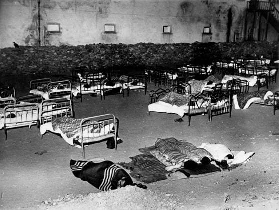 Unfälle Katastrophen Brände Überschwemmungen Tragödien 25. August 1966 – Erdbeben in der Türkei: Die soeben eingetroffenen Originalbilder zeigen Szenen aus Varto, das am vergangenen Freitag die Provinzen im Osten der Türkei erschütterte und dabei über 2.300 Menschen das Leben kostete und 70.000 obdachlos machte. Das Foto zeigt das verheerende Erdbeben vom Freitag und die darauf folgenden Erschütterungen, die zwar keine Schäden verursachten, die Bewohner von Varto jedoch in Todesangst versetzten, sodass sie weiterhin im Freien schlafen. (Bildnachweis: Keystone Press Agency ZUMA Press Wire) *** Accidents Disasters Fires Floods Tragedies 25 August 1966 – Earthquake in the Turkey the just arrived Original pictures show Scenes from  Copyright: xUnitedxArchivesx xkpaxKeystonex 19660825_baf_k09_011