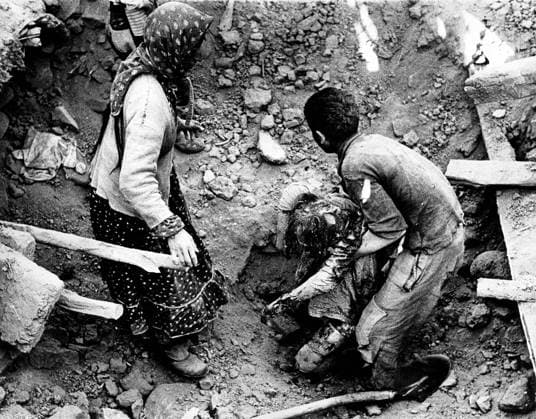 NATURKATASTROPHEN: Erdbeben 1966 in der Türkei 25. August 1966 – Varto, Türkei – Vorsichtig ziehen Rettungskräfte die Leiche eines kleinen Mädchens aus den Trümmern. Dazu müssen sie die schwere Erde mit bloßen Händen bewegen. Szenen aus Varto, der Türkei, wo im August 1966 die volle Wucht des Erdbebens die osttürkischen Provinzen traf. Mehr als 2.300 Menschen starben, 70.000 wurden obdachlos. Varto Turkey *** Natural disasters Earthquake 1966 in the Turkey 25 August 1966 – Varto, Turkey – cautious pull Rescue Services the Corpse one small Girls from the Debris to this must you the heavy Earth with naked Hands move Scenes from Varto, the Turkey, where at August 1966 the full Power of Earthquake the eastern Turkish Provinces met more as  Copyright: xUnitedxArchivesx xkpaxKeystonex 19660825_mar_k09_009