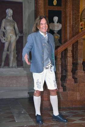 Juergen DREWS Saenger , in white lederhosen, traditional costume, single picture, cropped, full-length portrait, whole figure Award of the Bavarian Order of Merit in the Antiquariat of the Residence in Munich on 09 07 2025