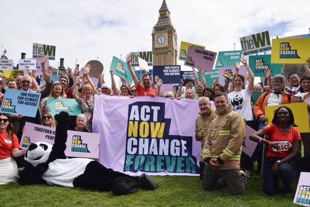 Bilder des Jahres 2025, News 07 Juli News Themen der Woche KW28 July 9, 2025, London, England, United Kingdom: Campaigners from various organisations and protesters gather in Parliament Square as thousands of people meet MPs in Westminster, urging the government to act on the climate and nature crisis. The mass lobby is one of the largest ever staged. London United Kingdom - ZUMAv130 20250709_zip_v130_022 Copyright: xVukxValcicx