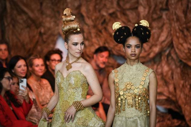 PFW - Franck Sorbier Runway in Paris FA Models walk the runway for a collection by Franck Sorbier as part of Paris Fashion Week at the Pavillon Wagram in Paris, on July 9, 2025. Photo by Firas Abdullah ABACAPRESS.COM Paris Ile-de-France France  Copyright: xAbdullahxFiras ABACAx