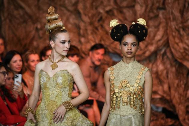 PFW - Franck Sorbier Runway in Paris FA Models walk the runway for a collection by Franck Sorbier as part of Paris Fashion Week at the Pavillon Wagram in Paris, on July 9, 2025. Photo by Firas Abdullah ABACAPRESS.COM Paris Ile-de-France France  Copyright: xAbdullahxFiras ABACAx