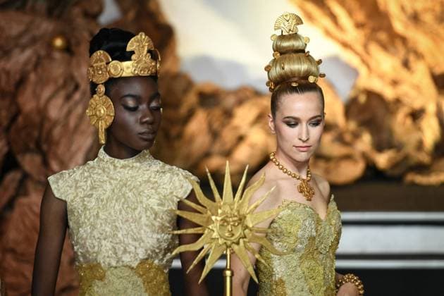 PFW - Franck Sorbier Runway in Paris FA Models walk the runway for a collection by Franck Sorbier as part of Paris Fashion Week at the Pavillon Wagram in Paris, on July 9, 2025. Photo by Firas Abdullah ABACAPRESS.COM Paris Ile-de-France France  Copyright: xAbdullahxFiras ABACAx