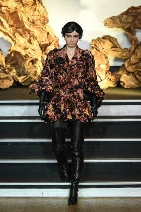 PFW - Franck Sorbier Runway in Paris FA A model walks the runway for a collection by Franck Sorbier as part of Paris Fashion Week at the Pavillon Wagram in Paris, on July 9, 2025. Photo by Firas Abdullah ABACAPRESS.COM Paris Ile-de-France France  Copyright: xAbdullahxFiras ABACAx