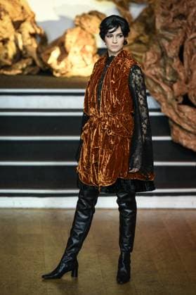 PFW - Franck Sorbier Runway in Paris FA A model walks the runway for a collection by Franck Sorbier as part of Paris Fashion Week at the Pavillon Wagram in Paris, on July 9, 2025. Photo by Firas Abdullah ABACAPRESS.COM Paris Ile-de-France France  Copyright: xAbdullahxFiras ABACAx