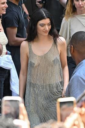 Lorde Arrivals and Exits of the Balenciaga Fall Winter 2025 2026 Haute Couture Collection show during Paris Fashion Week PFW , in Paris, France, on July 9, 2025 Yehiel Chekroune bestimage Arrivals and Exits of the Balenciaga Fall Winter 2025 2026 Haute Couture Collection show during Paris Fashion Week PFW , in Paris, France, on July 9, 2025 Yehiel Chekroune bestimage Paris France  Copyright: xYehielxChekrounex xBestimagexYehielxChekrounex xBestimagex
