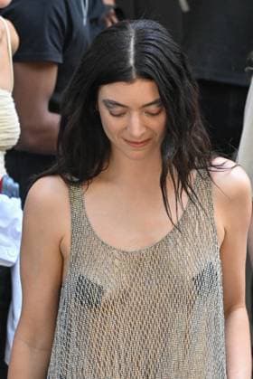 Lorde Arrivals and Exits of the Balenciaga Fall Winter 2025 2026 Haute Couture Collection show during Paris Fashion Week PFW , in Paris, France, on July 9, 2025 Yehiel Chekroune bestimage Arrivals and Exits of the Balenciaga Fall Winter 2025 2026 Haute Couture Collection show during Paris Fashion Week PFW , in Paris, France, on July 9, 2025 Yehiel Chekroune bestimage Paris France  Copyright: xYehielxChekrounex xBestimagexYehielxChekrounex xBestimagex