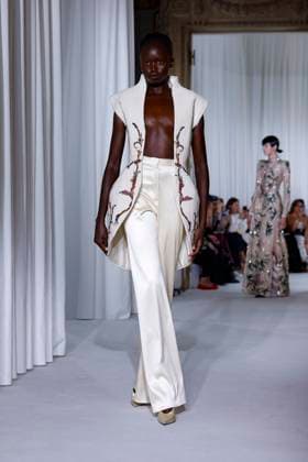 Défilé Ashi Studio Collection Haute Couture Automne Hiver 2025 2026 lors de la Fashion Week de Paris PFW , France, le 8 juillet 2025 Runway during the Ashi Studio Haute Couture Fall Winter 2025 2026 show as part of Paris Fashion Week on July 08, 2025 in Paris, France Paris France  Copyright: xAgencex xBestimagexAgencex xBestimagex