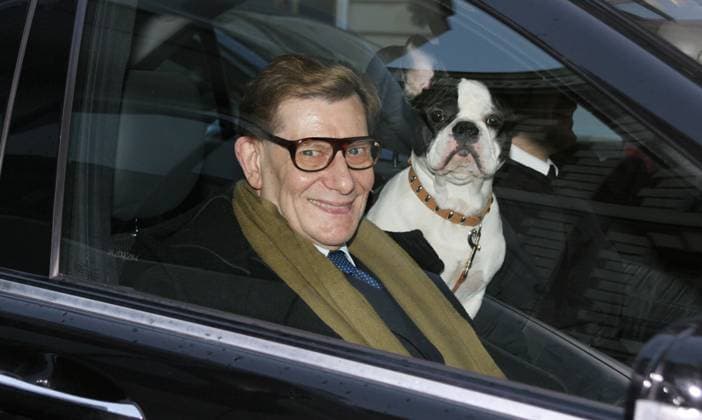Archives. Yves Saint Laurent et son chien à Paris le 19 Décembre 2005 Paris France *** Archives Yves Saint Laurent and his dog in Paris on December 19, 2005 Paris France  Copyright: xAgencex xBestimagexAgencex xBestimagex