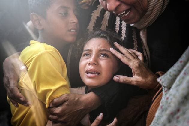 Bilder des Jahres 2025, News 07 Juli News Themen der Woche KW28 Funeral In Gaza For Victims Of Israeli Strikes A Palestinian girl mourns a relative, killed in an Israeli strike, outside the al-Shifa hospital in Gaza City, on July 9, 2025. Gaza Palestine  Copyright: xMajdixFathix originalFilename: fathi-notitle250709_npkTD.jpg