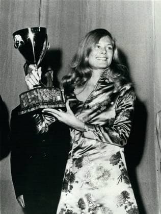 Filmfestspiele von Venedig 1967 Sept. 09, 1967 - Venedig, Italien - Der Preis für die beste Schauspielerin bei den Filmfestspielen von Venedig wurde der amerikanischen Schauspielerin SHIRLEY KNIGHT für ihre Leistung in dem britischen Film Dutchman von A. Harvey verliehen. Die amerikanische Schauspielerin Shirley Knight mit ihrer Trophäe nach der Verleihung. Venice Italy *** Film Festival from Venice 1967 Sept 09, 1967 Venice, Italy the Price for the best Actress at the Film Festival from Venice was the American Actress Shirley Knight for their Performance in the British Film Dutchman from a Harvey awarded the American Actress Shirley Knight with their Trophy to the award Ceremony Venice Italy  Copyright: xUnitedxArchivesx xkpaxKeystonex 19670909_baf_k09_111