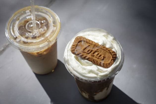 IMAGO Creative, Food, Trend, Iced Coffee July 9, 2025, Tampa, Florida, USA: Ready for pickup are a Cinnamon Bun iced latte, left, and a Biscuitty Bites latte at The Coffee Cup mobile espresso bar at the Cypress Grand Apartments on Wednesday, July 9, 2025, in Tampa. Tampa USA - ZUMAs70_ 20250709_zan_s70_005 Copyright: xDouglasxR.xCliffordx
