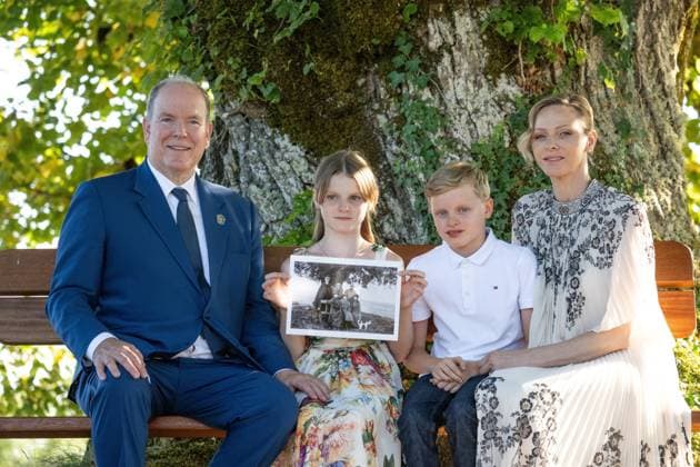 Bilder des Jahres 2025, Entertainment 07 Juli Entertainment Themen der Woche KW28 Visit Prince Albert II of Monaco, Cantal PHOTOPQR LA MONTAGNE Jérémie FULLERINGER 09 07 2025 The family of Prince Albert II of Monaco is on an official visit to Cantal this Wednesday, July 9 Princess Charlène of Monaco and her twins, Princess Gabriella and Prince Jacques made a first stop in Vic sur Cère, the county of Carladès being, Rocher de Carlat France, july 9th 2025 Prince Albert of Monaco and his wife, PrincessCharlene, returned to Cantal this Wednesday They had already visited 11 years ago, when Princess Charlene was pregnant with Jacques and Gabriella Their daughter, now Countess of Carladès, will be honored France  Copyright: xPHOTOPQR LAxMONTAGNE MAXPPPxJérémiexFULLERINGERx 20250709LMT0438 20250709LMT0438