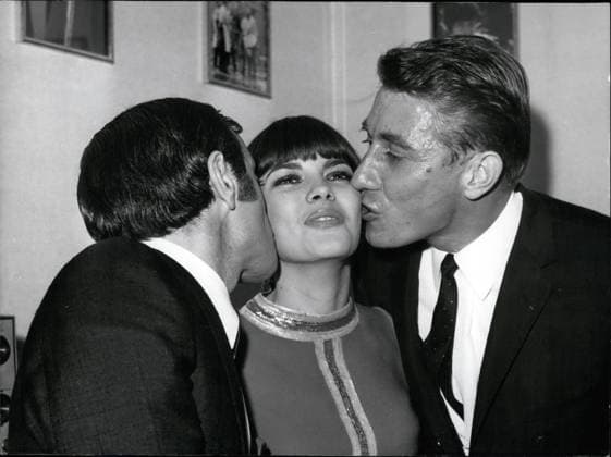 Ballett Zirkus Komiker Tänzer Entertainer Theaterstücke 15. Dezember 1967 - Charles Aznavour und Jacques Anquetil küssen Mireille Mathieu *** Ballet Circus Comedian Dancer Entertainer Plays 15 December 1967 Charles Aznavour and Jacques ANQUETIL kiss Mireille Mathieu  Copyright: xUnitedxArchivesx xkpaxKeystonex 19671215_baf_k09_002