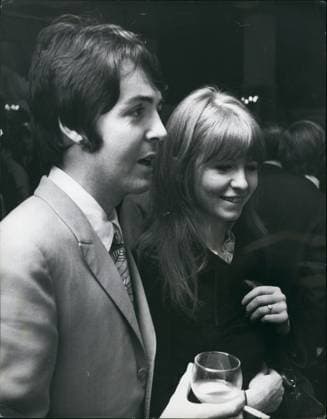 Bands Komponisten Instrumente Musiker Oper Orchester Schallplatten Sänger Songwriter Symphonien 1. Januar 1968 – Beatles gründen neue Popgruppe: Die Beatles gründeten gestern Abend eine neue Popgruppe. Vier junge Männer, die dem plattenkaufenden Publikum (und zweifellos auch den Millionen von Radio-One-Hörern) als The Grapefruit bekannt sein werden. Bislang sind nur wenige Details bekannt (abgesehen von den Namen der jungen Männer – George Alexander, Pete Swettenham, Geoffrey Swettenham und John Perry), aber es scheint, dass die Gruppe eine weitere Facette des neuen Beatles-Unternehmens darstellt, das schlicht Apple heißt. Das Foto zeigt Beatle Paul McCartney beim gestrigen Empfang mit Jane Asher, mit einem Ring an der l  Copyright: xUnitedxArchivesx xkpaxKeystonex 19680101_baf_k09_016